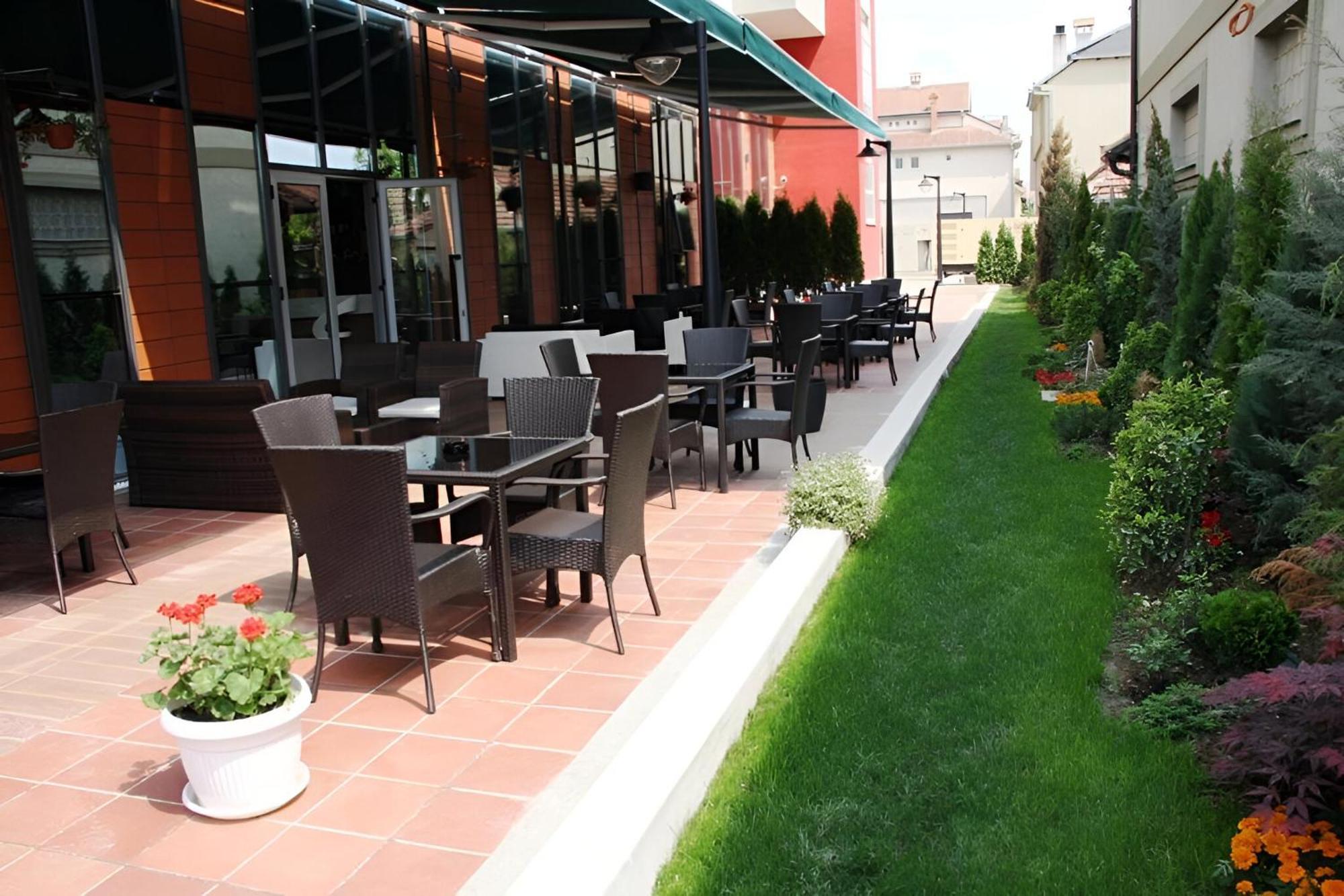 Hotel Nartel Pristina Restaurante foto